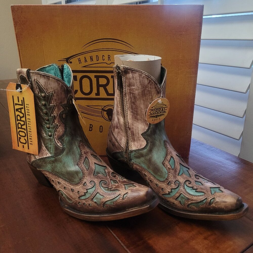 New Corral Sand & Turquoise Women's Embroidered Western Boots - Size 7M